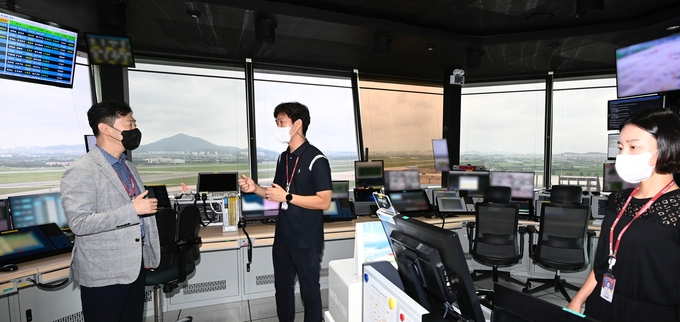 윤형중 한국공항공사 사장(왼쪽 첫번째)이 공항 이용객 안전을 위해 김포공항 운영 상황과 시설물에 대한 특별 안전점검을 하고 있다. 사진=한국공항공사