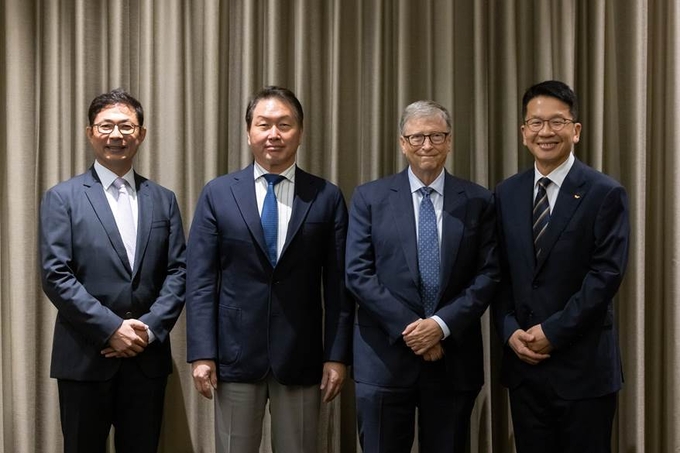빌앤멜린다게이츠재단 빌 게이츠 공동 이사장과 SK그룹 최태원 회장, SK디스커버리 최창원 부회장, SK바이오사이언스 안재용 사장이 글로벌 공중 보건 증진을 위한 협력방안을 갖은 뒤 기념사진을 촬영하는 모습(사진=SK바이오사이언스)