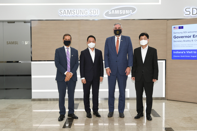 최윤호 삼성SDI 대표가 에릭 홀콤 인디애나 주지사 일행을 25일 천안사업장에서 만나 기념촬영을 하고 있다. (왼쪽부터) 브래들리 체임버스 인디애나 상무부 장관, 최윤호 삼성SDI 대표, 에릭 홀콤 인디애나 주지사, 박진 삼성SDI 중대형전지사업부장의 모습(사진=삼성SDI)