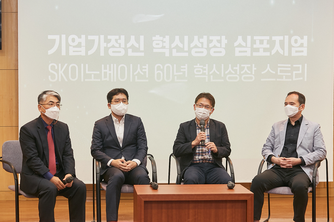SK이노베이션 혁신 성장 개요에 대해 발표하고 있는 이춘우 기업가정신학회장(사진=SK이노베이션)