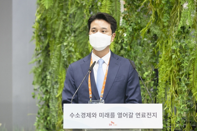 추형욱 SK E&S 대표가 1일 일산 킨텍스 H2 MEET 2022 행사장에서 열린 ‘수소경제와 미래를 열어갈 연료전지’ 토크쇼에서 수소 연료전지의 중요성에 대해 강조하고 있다.(사진=SK E&S)