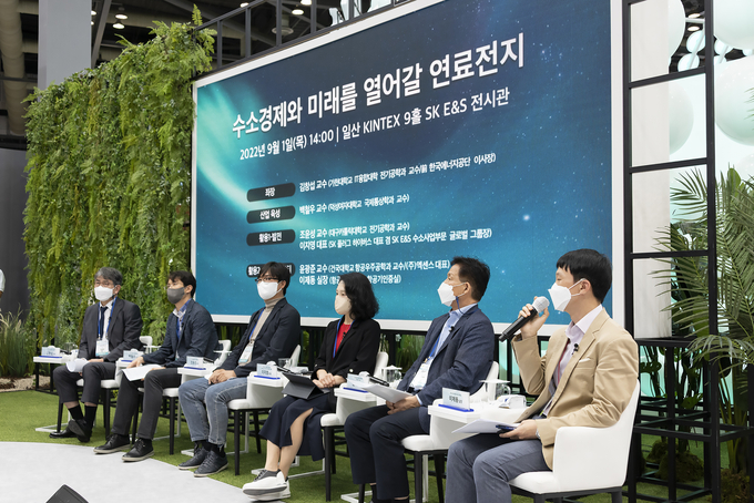 1일 일산 킨텍스 ‘H2 MEET’ 전시장에서 열린 ‘수소경제와 미래를 열어갈 연료전지’ 토크쇼에서 패널들이 수소 연료전지의 중요성에 대해 토론하고 있다.(사진=SK E&S)