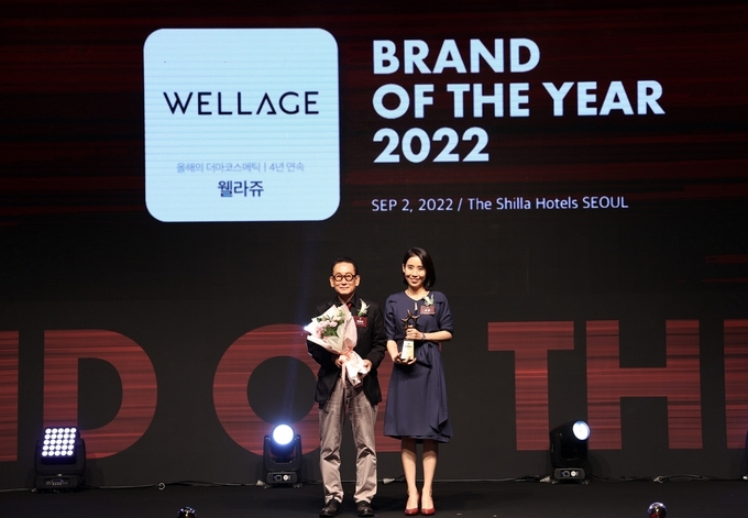 지난 2일 신라호텔에서 열린 ‘2022 올해의 브랜드 대상’ 시상식에서 휴젤 화장품 사업 총괄 조정민 상무(우측)가 기념사진 촬영을 하고 있다.