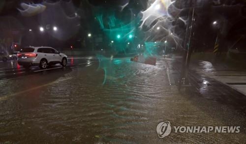 제11호 태풍 '힌남노' 영향권에 들어간 6일 오전 경남 창원시 마산합포구 한 도로에 물이 차오르고 있다. 제공=연합뉴스