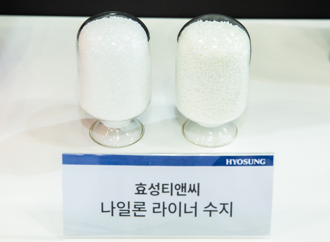 효성티앤씨가 국내 기업 최초 독자기술로 개발한 수소차 연료탱크 라이너 소재용 나일론 수지(사진=효성)
