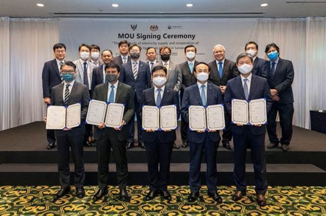 <앞줄 왼쪽부터> SEDC에너지 로버트 하딘 사장, 사라왁 전력청 사르비니 수하일리 청장, 롯데케미칼 황진구 기초소재사업 대표(수소에너지사업단장), 포스코홀딩스 유병옥 부사장(친환경미래소재팀장), 삼성엔지니어링 정주성 부사장(경영지원실장)(사진=롯데케미칼)