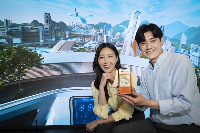 UAM이 보편화된 미래 도시를 구현한 영상을 관람하는 모델들의 모습 (사진제공=SK텔레콤)