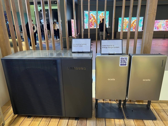 IFA 2022에 전시된 삼성전자 EHS(에코 히팅시스템)(좌), 한화큐셀 ESS(에너지저장시스템) 및 인버터 (우) 