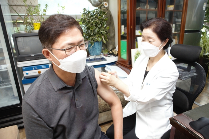 SK바이오사이언스 안재용 사장이 19일 경기도 분당에 위치한 한사랑김경희 소아청소년내과에서 SK바사가 개발한 스카이코비원으로 코로나19 백신 4차 접종을 진행했다.(사진=SK바이오사이언스)