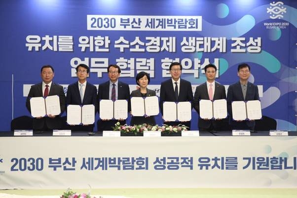 추형욱 SK E&S 대표(오른쪽 2번째)이 19일 부산시청에서 열린 ‘2030 부산 세계 박람회 유치 지원을 위한 수소경제 생태계 조성 업무협약’ 체결식에서 한화진 환경부 장관, 박형준 부산시장, 강준석 부산항만공사 사장, 김동욱 현대자동차 부사장, 김형균 부산테크노파크 원장, 성현도 부산버스운송조합 이사장과 기념 촬영을 하고 있다(사진=SK E&S)