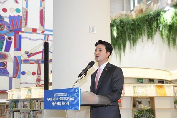 추형욱 SK E&S 대표가 19일 부산시청에서 열린 ‘2030 부산 세계 박람회 유치 지원을 위한 수소경제 생태계 조성 업무협약’ 체결식에 참석해 인사말을 하고 있다.(사진=SK E&S)