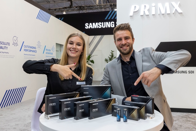 모델들이 19일 '2022 하노버 상용차 박람회' 개막에 앞서 삼성SDI의 PRiMX 배터리 제품들을 선보이고 있다. (사진=삼성SDI)