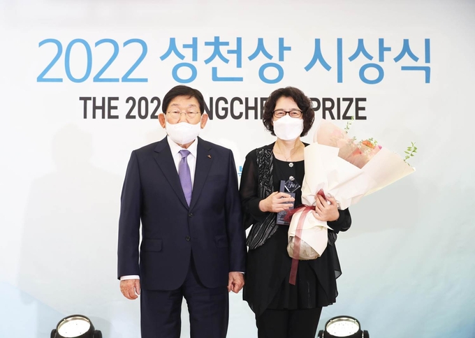JW그룹의 공익재단인 중외학술복지재단은 21일 JW그룹 본사에서 제10회 성천상 시상식을 개최했다. 이종호 중외학술복지재단 이사장(JW그룹 명예회장)과 수상자인 최영아 서울시립서북병원 진료협력센터장이 기념촬영을 하고 있다.(사진=JW그룹)