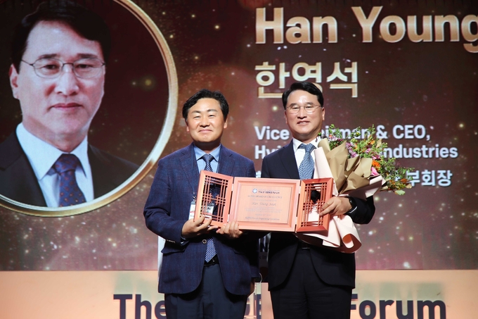 한영석 현대중공업 부회장(오른쪽)이 22일 전라북도 전주에서 열린 제3회 지니포럼에서 지니어워즈를 수상했다. 제공=현대중공업