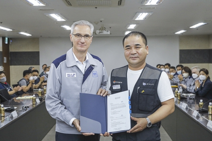 로베르토 렘펠 한국GM 사장과 금속노조 한국지엠지부 김준오 지부장. 제공=한국GM