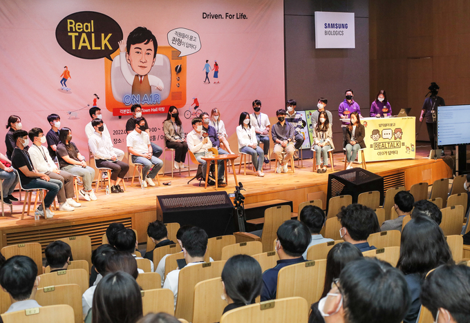 29일 삼성바이오로직스 송도 본사에서 열린 타운홀 행사 '리얼톡'에서 존림 사장이 임직원의 질문에 답변하고 있는 모습(사진=삼성바이오로직스)
