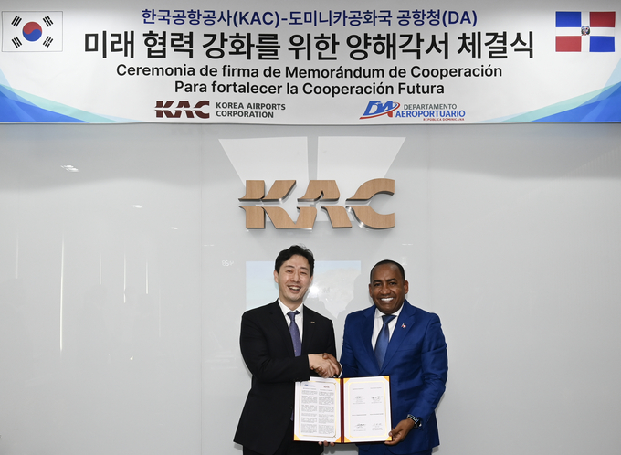  윤형중 한국공항공사 사장(왼쪽)이 빅토르 피차르도 도미니카공화국 공항청장과 기념촬영을 하고 있다. 제공=한국공항공사