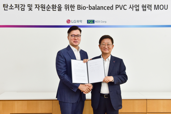 5일, 녹수 서초 사옥에서 LG화학 노국래 석유화학사업본부장(오른쪽)과 ㈜녹수 고동환 대표(왼쪽)가 탄소저감 및 자원순환을 위한 바이오-밸런스드 PVC 사업 업무협약(MOU)을 체결한 뒤 기념촬영을 하고 있다.(사진=LG화학)