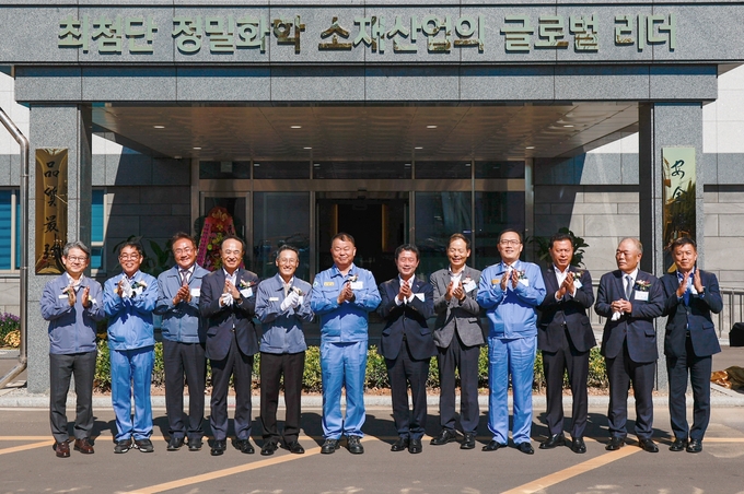 왼쪽 두번째부터) 피앤오케미칼 김종국 사장, 동우화인켐 석태경 부사장, 포스코홀딩스 유병옥 친환경미래소재팀장, OCI 김택중 사장, 포스코케미칼 민경준 사장, 정인화 광양시장(사진=포스코케미칼)