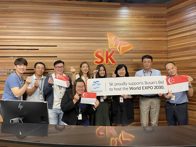 SK트레이딩인터내셔널 싱가포르법인 구성원들이 2030 부산엑스포 유치를 응원하고 있다.(사진=SK이노베이션)
