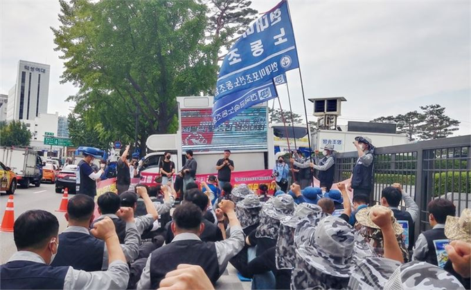 지난 7월 18일 현대중공업그룹 조선 3사(현대중공업·현대미포조선·삼호중공업) 노동조합이 서울 계동 현대 사옥 앞에서 올해 임금 및 단체협약 공동교섭을 사측에 요구하는 집회를 열고 있다. 사진=현대중공업 노조