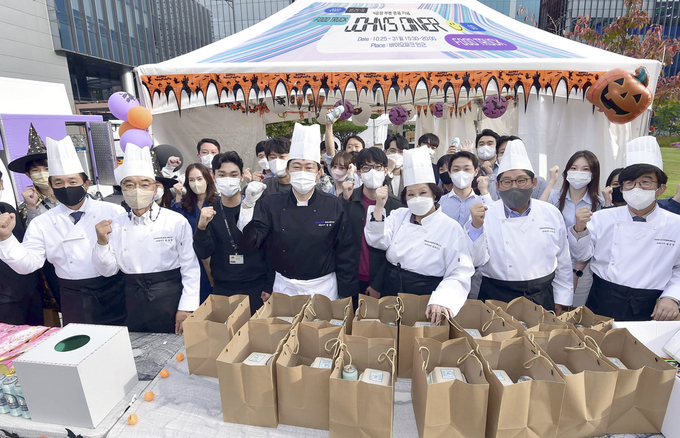 존림 삼성바이오로직스 대표(왼쪽 3번째)와 사외이사 및 임원이 푸드트럭 행사 배식을 진행해 임직원들과 기념촬영을 하고 있는 모습. (좌측부터) 박용 삼성바이오로직스 인사지원센터장(상무), 박재완 사외이사, 존림 삼성바이오로직스 대표, 김유니스 사외이사, 이창우 사외이사, 허근녕 사외이사)(사진=삼성바이오로직스)