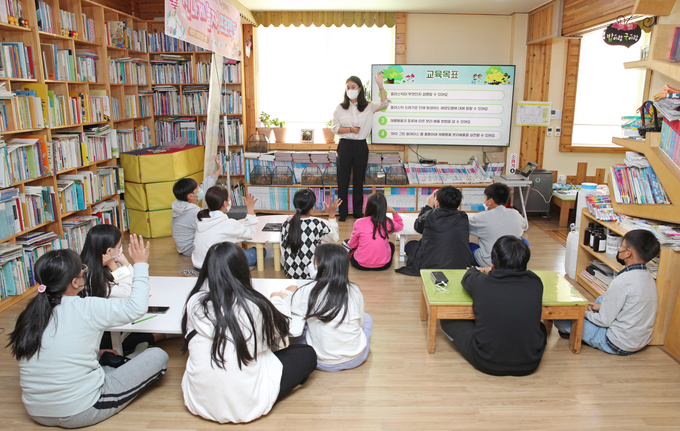 SKC는 27일 경북 울진지역아동센터에서 사회공헌 활동으로 ‘출동! 분리배출 히어로’ 교육을 진행했다.(사진=SKC)