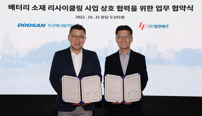 두산에너빌리티 송용진 전략혁신부문장(왼쪽)과 엘앤에프 최수안 대표이사가 10월 31일 경기도 분당두산타워에서 열린 ‘배터리 소재 리사이클링 사업 협력에 관한 협약식’에서 기념촬영을 하고 있다. 제공=두산에너빌리티
