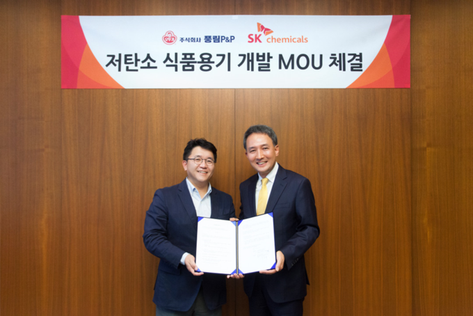 SK케미칼-풍림P&P ‘화학적 재활용’ 식품용기 양산 MOU. (왼쪽부터) SK케미칼 김응수 코폴리에스터사업부장, 풍림P&P 이동규 대표(사진=SK케미칼)