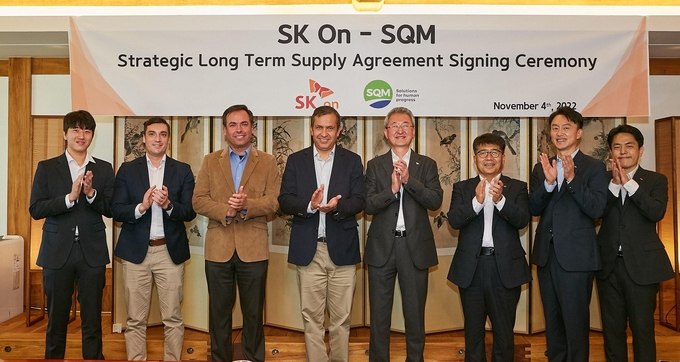 (왼쪽부터) SQM 여두원 매니저, 엘리세 디렉터, 스미스 부사장, 디아즈 리튬 총괄사장, 진교원 SK온 최고운영책임자, 신영기 구매담당 본부장, 김용직 소재구매 담당, 이승민 PL(사진=SK온)