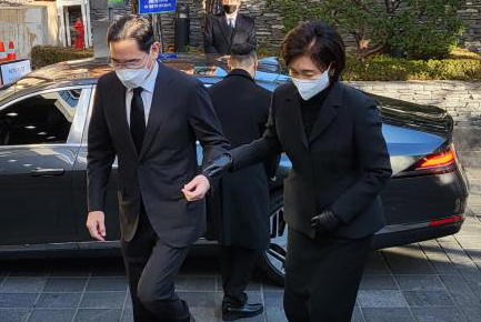 이재용 삼성전자 회장과 홍라희 전 삼성미술관 리움 관장이 6일 중구 필동 CJ인재원에 마련된 손복남 CJ그룹 고문의 빈소를 찾아 조문했다.(사진=연합뉴스)