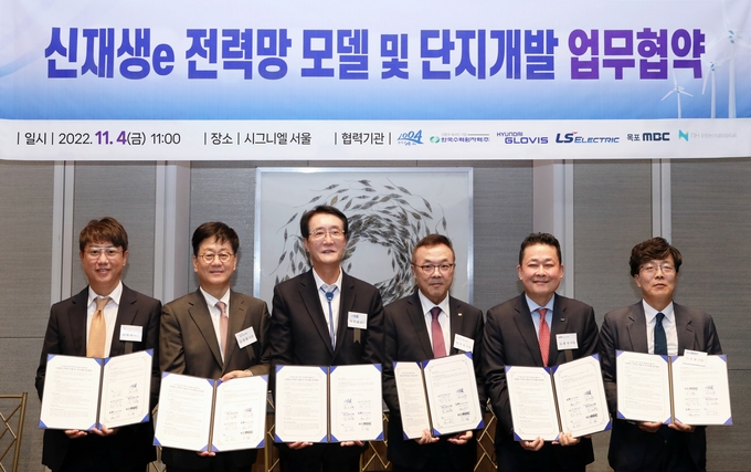 현대글로비스는 지난 4일 서울 잠실 시그니엘 서울에서 한국수력원자력, 신안군청, LS일렉트릭 등과 신재생에너지 복합단지 구축을 위한 업무협약(MOU)을 체결했다. (왼쪽부터) 김호석 NH인터내셔널 대표, 김정훈 현대글로비스 사장, 박우량 신안군수, 황주호 한국수력원자력 사장, 김종우 LS일렉트릭 사장, 이순용 목포MBC 사장이 협약 서명 후 기념촬영을 하고 있는 모습(사진=현대글로비스)
