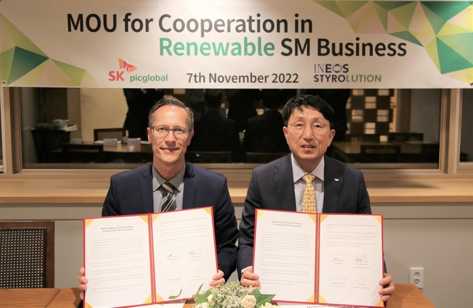 SK피아이씨글로벌은 7일 이네오스스티롤루션과 재생 가능한 친환경 스티렌모노머(SM) 사업을 공동 추진하는 내용의 협약을 맺었다. 원기돈 SK피아이씨글로벌 대표(오른쪽)와 아른트 코티츠카 이네오스스티솔루션 부사장이 협약서를 들어보이고 있다.(사진=SKC)