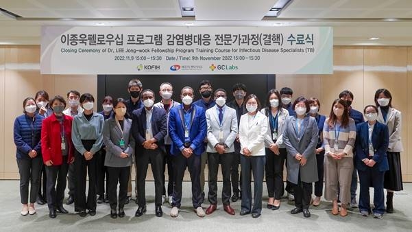녹십자의료재단은 지난 9일 한국국제보건의료재단(KOFIH) ‘2022년도 이종욱펠로우십 프로그램 감염병 대응 전문가(결핵)과정’ 수료식을 개최했다. 사진은 이은희 GC녹십자의료재단 이사장(우측 네번째)과 김순애 국제보건의료재단 혁신교육연구센터장(좌측부터 네번째), 에티오피아 및 탄자니아 연수생들이 기념 촬영을 하는 모습(사진=GC녹십자의료재단)