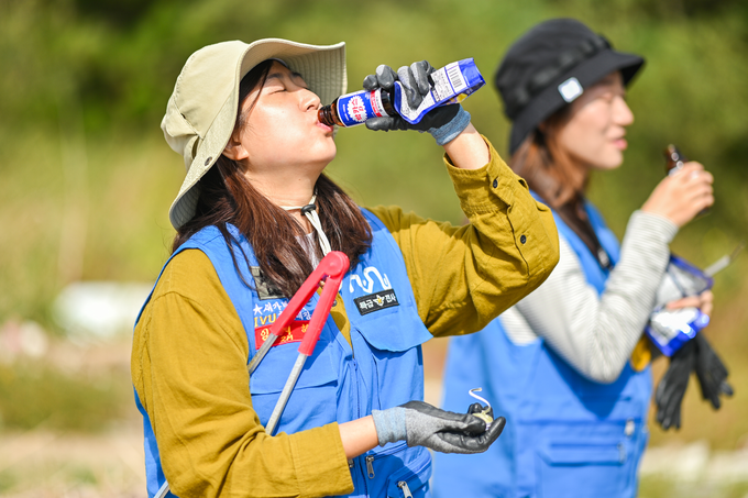  동아제약은 14일 섬마을 봉사연합 IVU에 자사의 대표품목인 박카스와 박카스맛 젤리 후원(사진=동아제약)
