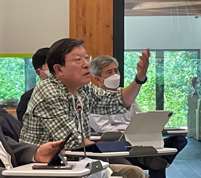 지난 9월 7일 포천에서 열린 GS 신사업보고회에서 허태수회장이 발표자료에 대해 피드백하고있다.(사진=GS)
