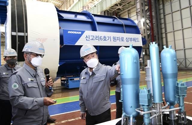 박정원 두산그룹 회장이 15일 경남 창원 두산에너빌리티 원자력 공장 내 원자로 헤드 앞에서 원전 모형을 보며 사업 현황을 점검하고 있다. 사진=두산그룹