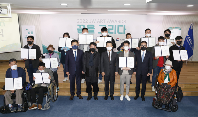 JW그룹의 공익재단인 중외학술복지재단은 16일 서울 서초동 본사에서 ‘2022 JW 아트 어워즈’ 시상식을 개최했다. (앞줄 왼쪽 셋째부터) 신영섭 JW중외제약 대표, '2022 JW 아트 어워즈' 심사위원장 석창우 화백, 이경하 JW그룹 회장, 대상 수상자 양진영(만 18세, 청각장애) 작가, 한성권 JW홀딩스 대표를 비롯한 수상자들이 기념촬영을 하고 있다.(사진=JW중외제약)