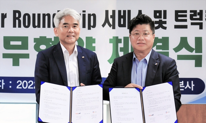 SM상선 유조혁 대표(왼쪽)와 과 CJ대한통운 강병구 글로벌부문장이 전략적 업무협약 체결 후, 기념촬영 하고 있다. 사진=SM상선
