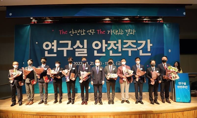 롯데케미칼 기초소재연구소 황민재 소장(오른쪽 첫번째)이 연구실 안전 유공자 표창을 받고 기념 촬영을 하고 있다.(사진=롯데케미칼)