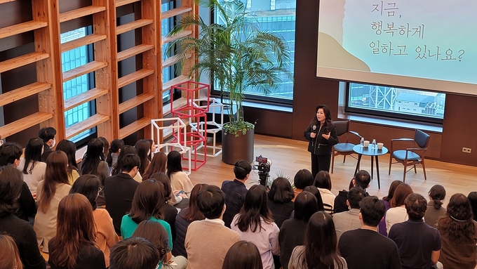 22일 오전 서울 종로구 SK서린빌딩에서 열린 SK이노베이션 11월 행복산책 강연자로 나선 오은영 박사가 SK이노베이션 구성원들과 악수를 나누며 무대로 입장하고 있다.(사진=SK이노베이션)