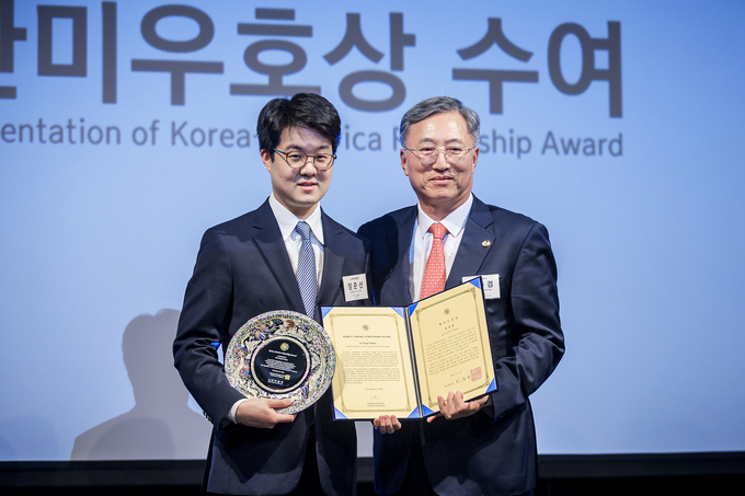  故 정세영 前 현대자동차 회장 및 HDC그룹(전 현대산업개발) 명예회장의 한미우호상을 고인의 장손인 정준선 한국과학기술원(KAIST) 교수가 대신 수상했다. 사진=HDC현대산업개발