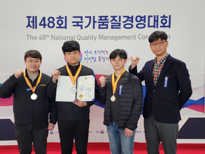 제48회 전국 품질분임조 경진대회에 참여한 대웅제약 오송공장 큰곰자리 분임조 수상식 기념사진 (우측부터) 대웅제약 오송고형제생산팀 강신일 팀장, 김권엽, 이상민, 이현표)(사진=대웅제약)