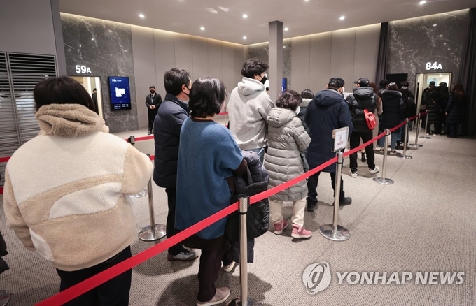 서울 강동구 둔촌동에 마련된 둔촌주공 아파트(올림픽파크포레온) 견본주택에서 방문객들이 줄을 서고 있다. 사진=연합뉴스
