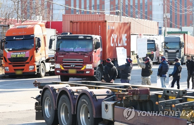 화물연대 파업 12일째인 5일 오후 경기도 의왕시 내륙컨테이너기지(ICD)에서 화물연대 조합원들이 파업을 벌이는 모습.(사진=연합뉴스)