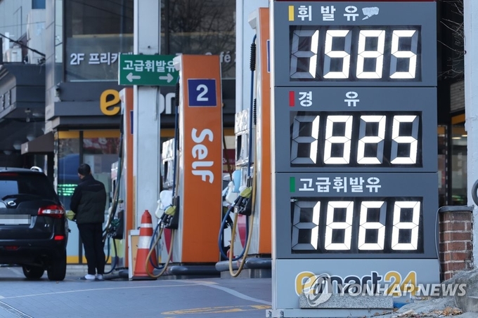 11일 오전 서울 시내의 한 주유소에 휘발유와 경유 판매가격이 게시된 모습.(사진=연합뉴스)