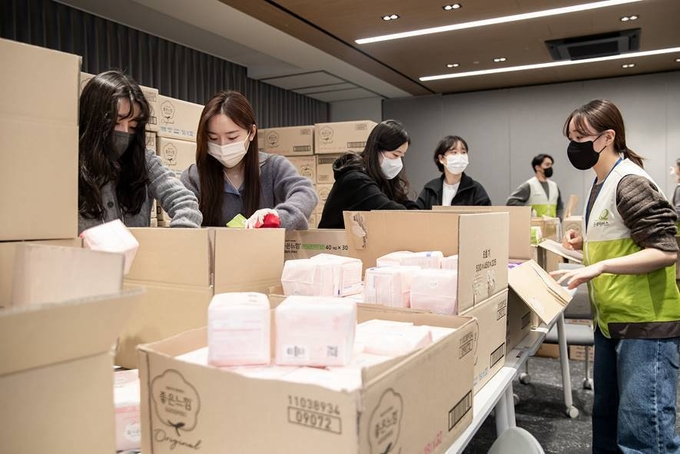 HMM 직원들이 지난 9일 여의도 본사에서 진행된 ‘국내 여아를 위한 여성용품 키트 포장 봉사활동’을 마친 뒤 기념촬영을 하고 있다.(사진=HMM)