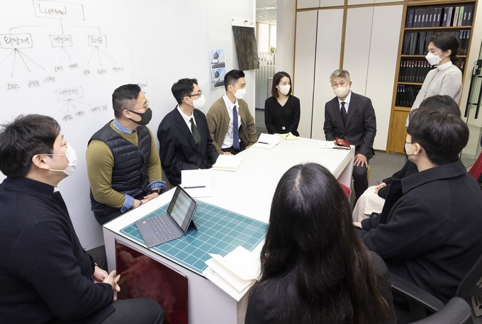장세욱 동국제강 부회장이 팀별 시무식을 찾아 덕담을 나누고 있다. 사진=동국제강