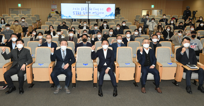 2일 삼성SDI 기흥사업장에서 열린 시무식에서 최윤호 삼성SDI 대표이사 사장과 임직원들이 기념 사진을 촬영하고 있다.(사진=삼성SDI)
