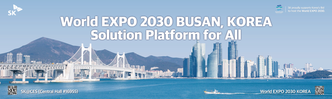 美 라스베이거스에서 열리는 CES 2023 행사장에 게시되는 부산엑스포 유치 기원 대형 현수막(사진=SK이노베이션)